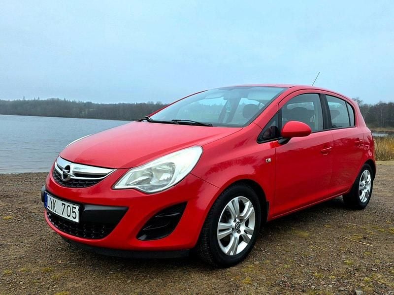Röd Begagnad 2011 Opel Corsa Enjoy Halvkombi | 34 900 kr (Marknadspris) - Bild 1/4