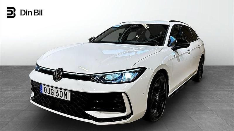 Vit Begagnad 2024 VW Passat R-line Kombi | 449 900 kr (Dyr) - Bild 1/4