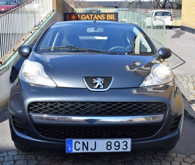 Grå (grå met) Begagnad 2011 Peugeot 107 Halvkombi | 39 800 kr (Marknadspris) - Bild 1/4