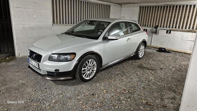 Vit Begagnad 2007 Volvo C30 Momentum Halvkombi | 27 000 kr (Marknadspris) - Bild 1/4
