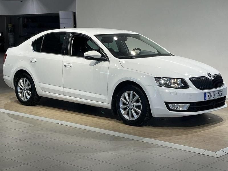 Vit (candyvit) Begagnad 2017 Skoda Octavia Ambition Sedan | 109 900 kr (Bra pris) - Bild 1/2