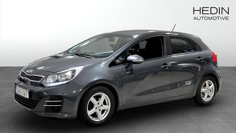 Grå Begagnad 2015 Kia Rio Halvkombi | 79 900 kr (Marknadspris) - Bild 1/4