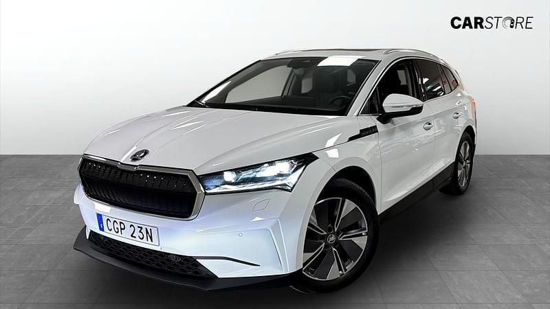 Vit Begagnad 2023 Skoda Enyaq iV SUV | 384 900 kr (Marknadspris) - Bild 1/4