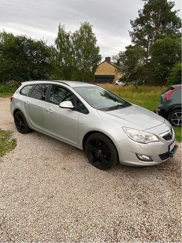 Grå Begagnad 2011 Opel Astra Enjoy Kombi | 24 000 kr (Marknadspris) - Bild 1/3