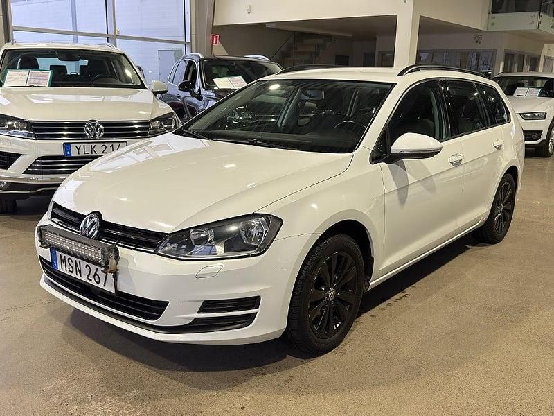 Vit Begagnad 2015 VW Golf VII Kombi | 98 900 kr (Marknadspris) - Bild 1/4