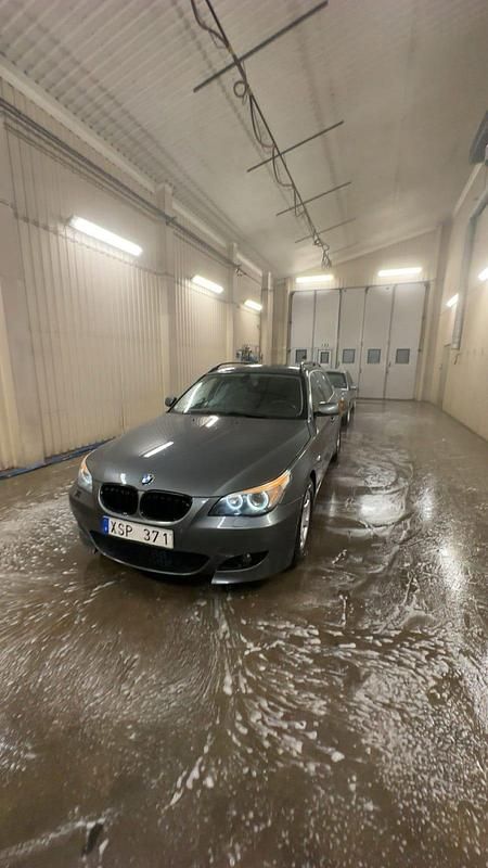 Mörkgrå Begagnad 2006 BMW 523 | 50 000 kr - Bild 1/4