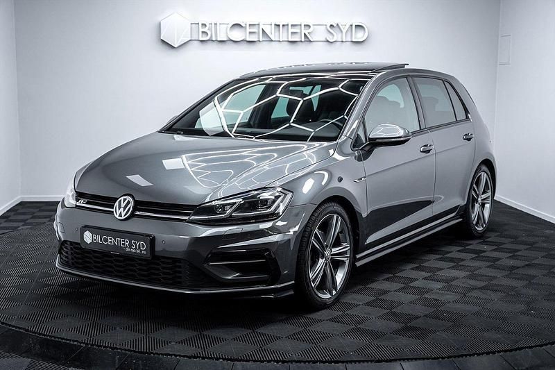 Mörkgrå Begagnad 2017 VW Golf VII R-line Halvkombi | 229 900 kr (Dyr) - Bild 1/4