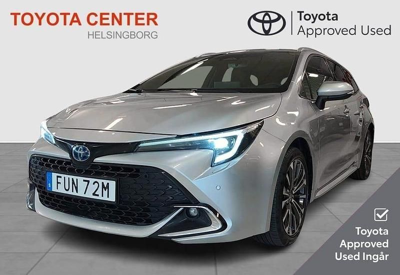 Silver Begagnad 2023 Toyota Corolla Plus Kombi | 249 900 kr (Bra pris) - Bild 1/4