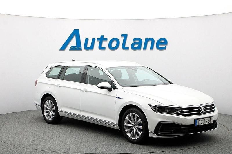 Vit Begagnad 2020 VW Passat GTE Kombi | 219 900 kr (Marknadspris) - Bild 1/3