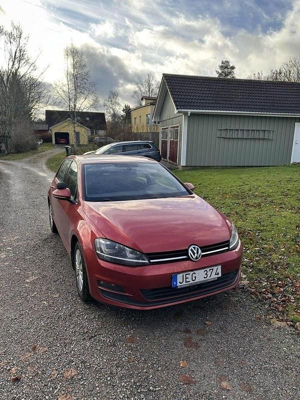 Röd Begagnad 2013 VW Golf VII Halvkombi | 74 900 kr (Marknadspris) - Bild 1/4
