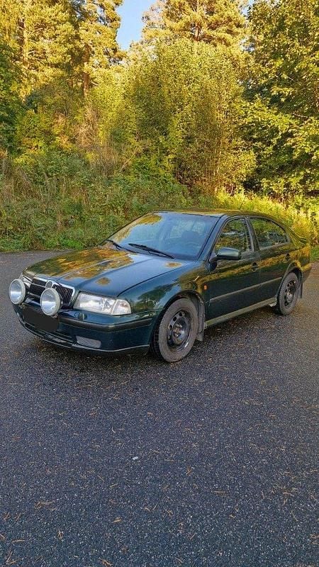 Grön Begagnad 2000 Skoda Octavia Halvkombi | 14 995 kr (Marknadspris) - Bild 1/4