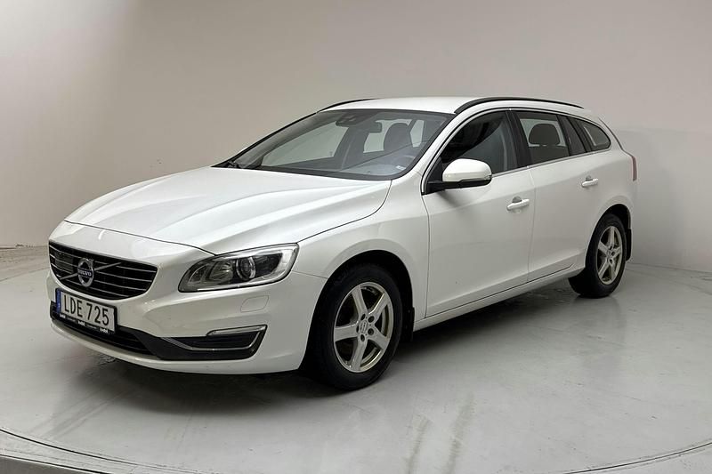 Vit Begagnad 2016 Volvo V60 Momentum Kombi | 134 900 kr (Marknadspris) - Bild 1/4