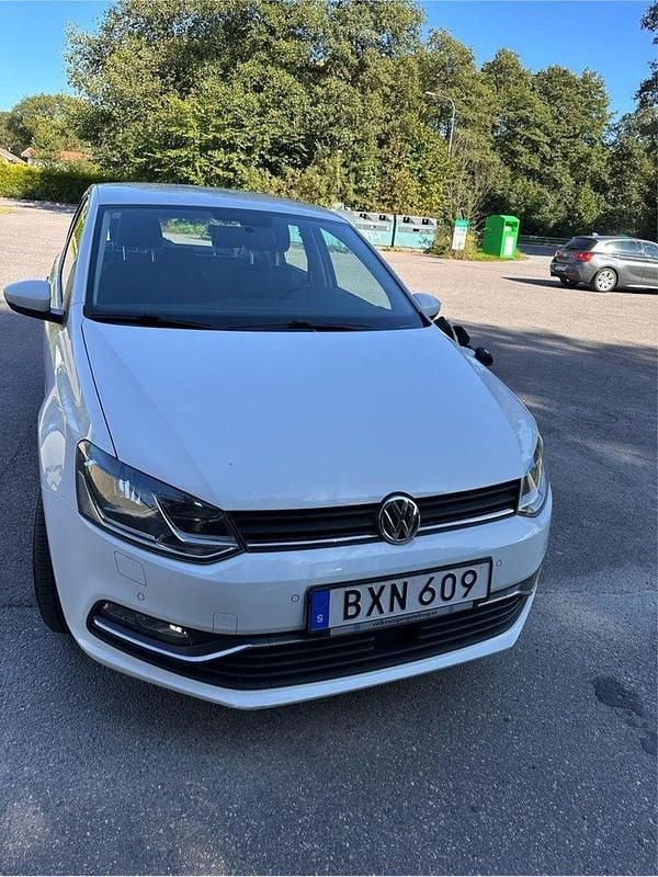 Vit Begagnad 2016 VW Polo Halvkombi | 109 000 kr (Marknadspris) - Bild 1/4