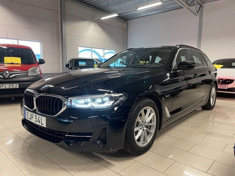 Svart Begagnad 2022 BMW 530e Kombi | 419 000 kr (Marknadspris) - Bild 1/4