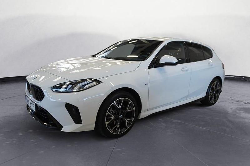 Vit Begagnad 2025 BMW 120 M Sport Halvkombi | 368 800 kr - Bild 1/4