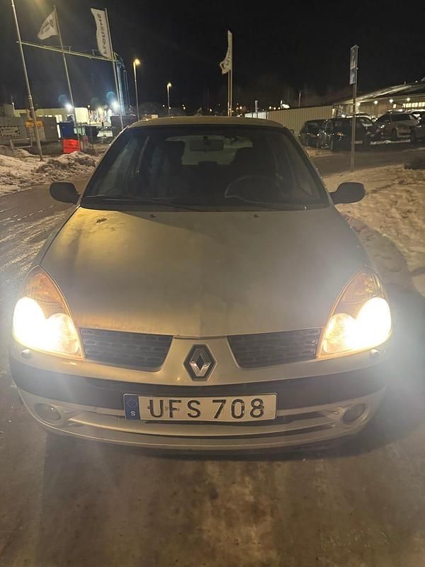 Begagnad Renault Clio II 75 HK (55 kW) 2003 Halvkombi