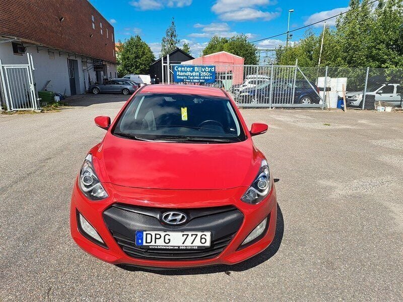 Röd Begagnad 2012 Hyundai i30 Sport Halvkombi | 51 900 kr (Marknadspris) - Bild 1/4