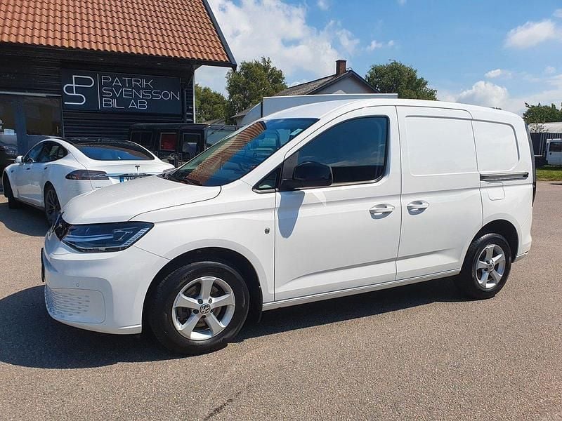 Vit Begagnad 2023 VW Caddy Minibuss | 249 000 kr (Marknadspris) - Bild 1/4