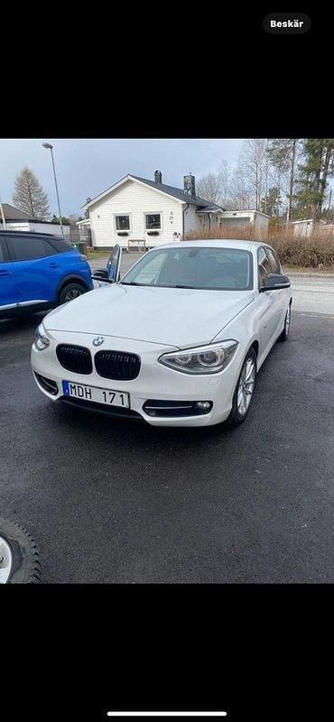 Vit Begagnad 2012 BMW 118 Sport Line Halvkombi | 90 000 kr (Marknadspris) - Bild 1/4