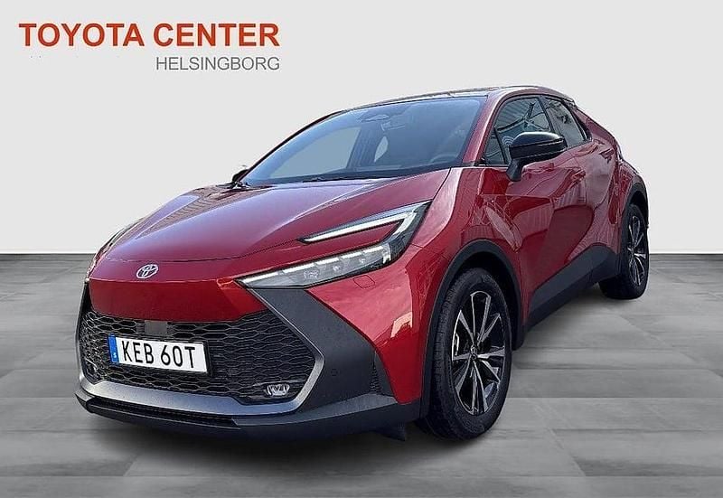 Röd Ny 2025 Toyota C-HR Style SUV | 393 900 kr (Lite dyr) - Bild 1/3