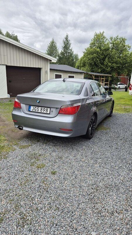 Grå Begagnad 2007 BMW 520 Sedan | 59 000 kr (Marknadspris) - Bild 1/4