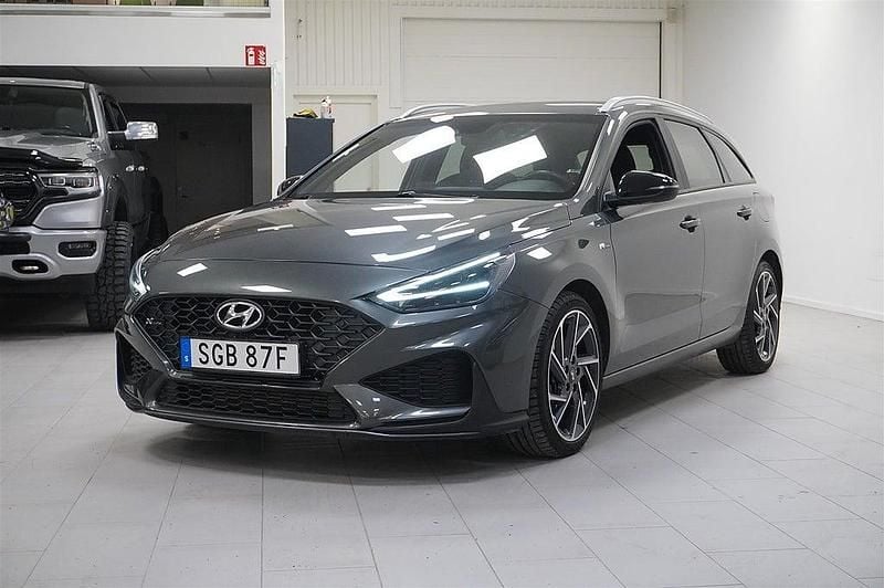 Grå Begagnad 2022 Hyundai i30 N Line Kombi | 239 800 kr (Marknadspris) - Bild 1/4