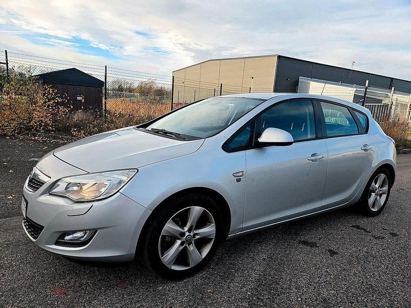 Grå Begagnad 2010 Opel Astra Enjoy Halvkombi | 54 900 kr (Marknadspris) - Bild 1/4
