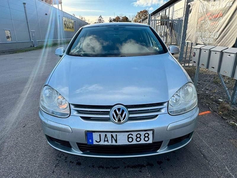 Silver Begagnad 2009 VW Golf Trendline Halvkombi | 25 500 kr (Bra pris) - Bild 1/4