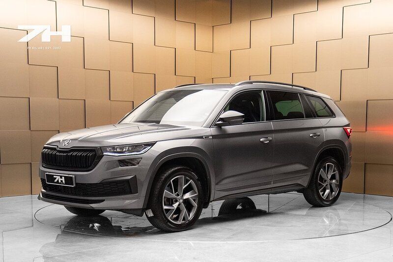 Grå Begagnad 2023 Skoda Kodiaq SportLine SUV | 399 000 kr (Marknadspris) - Bild 1/4
