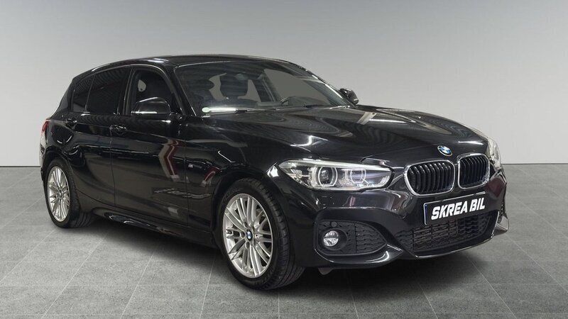 Begagnad 2018 BMW 118 M Sport Halvkombi | 149 900 kr (Superpris) - Bild 1/4