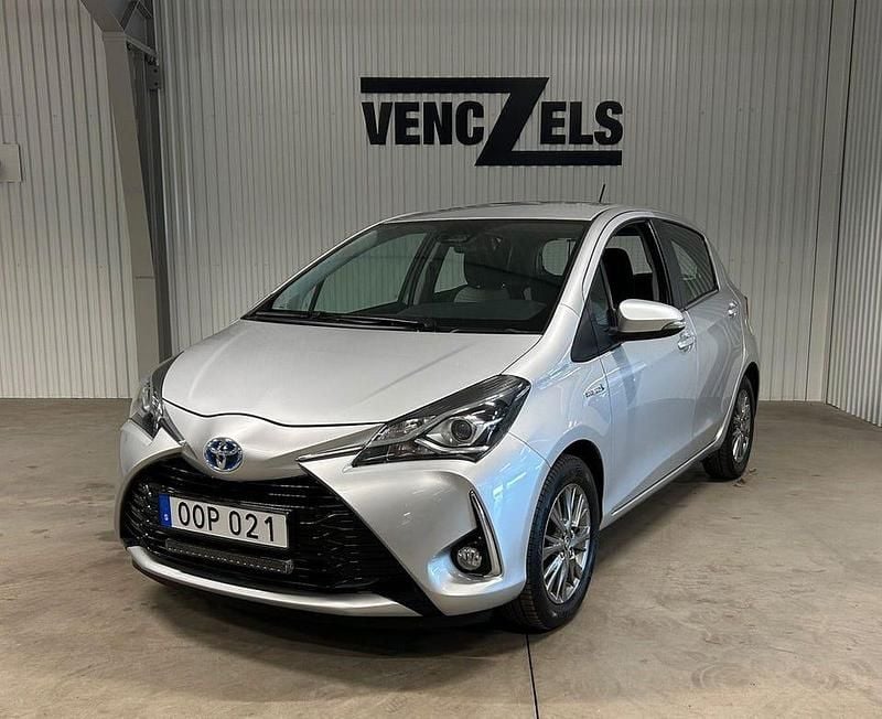 Silver Begagnad 2019 Toyota Yaris Hybrid Active Halvkombi | 174 000 kr (Marknadspris) - Bild 1/4