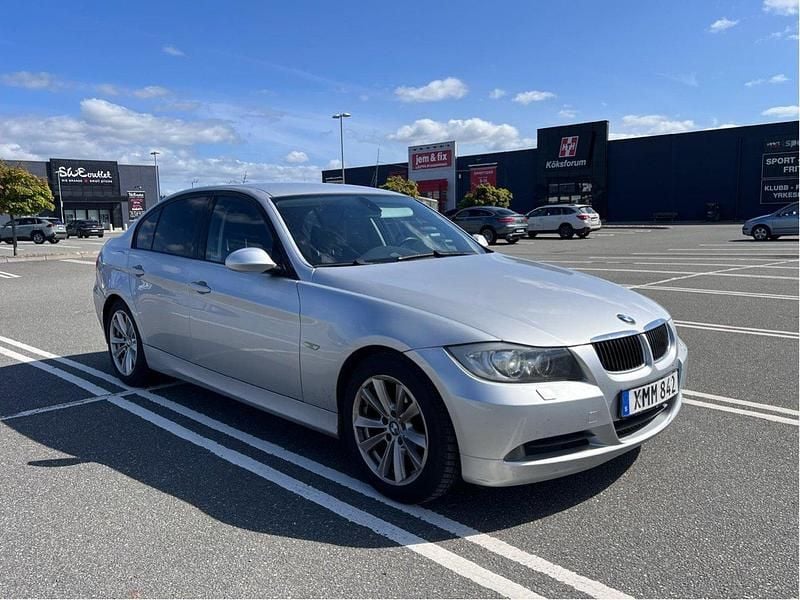 Grå Begagnad 2006 BMW 325 Advantage Sedan | 70 000 kr (Marknadspris) - Bild 1/4