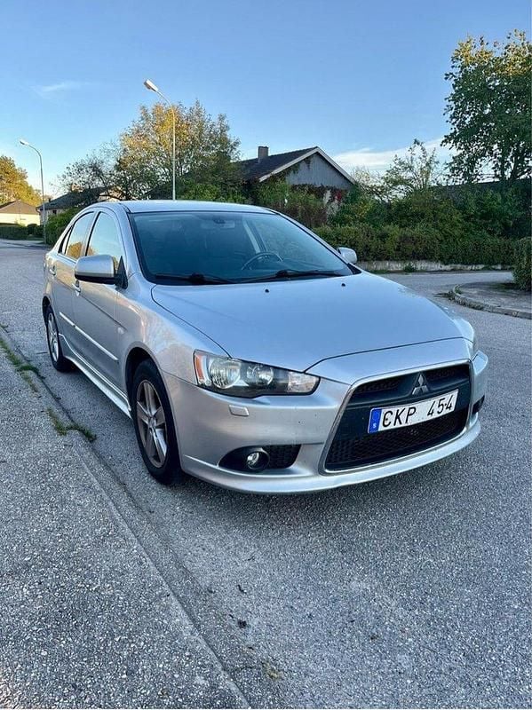 Silver Begagnad 2010 Mitsubishi Lancer Sportback Halvkombi | 48 500 kr (Marknadspris) - Bild 1/4
