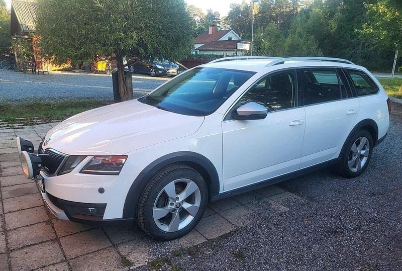 Vit Begagnad 2018 Skoda Octavia Scout Kombi | 135 000 kr (Bra pris) - Bild 1/4