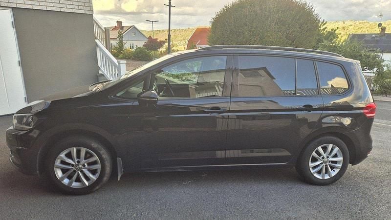 Svart Begagnad 2017 VW Touran Minibuss | 169 000 kr (Superpris) - Bild 1/4