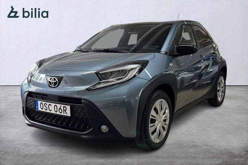 Grå Ny 2024 Toyota Aygo Comfort Halvkombi | 209 900 kr (Marknadspris) - Bild 1/3