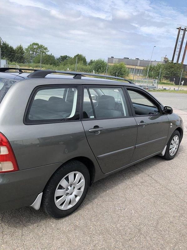 Grå Begagnad 2003 Toyota Corolla Kombi | 52 000 kr (Marknadspris) - Bild 1/4