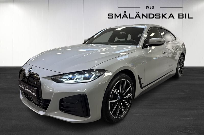Grå Begagnad 2022 BMW i4 M Sport Sedan | 529 000 kr - Bild 1/4