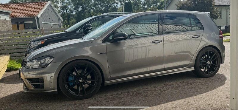 Grå Begagnad 2016 VW Golf VII R Halvkombi | 259 000 kr (Lite dyr) - Bild 1/2