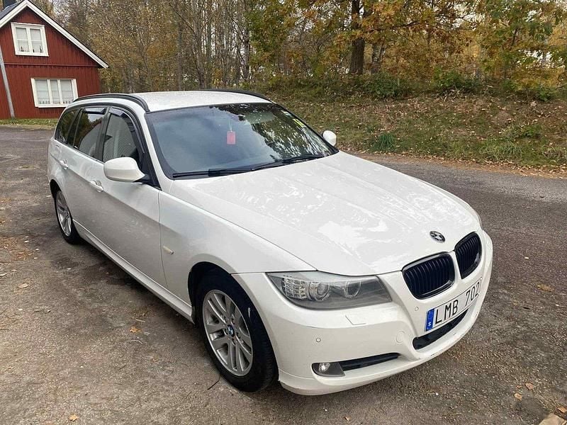 Vit Begagnad 2010 BMW 318 Comfort Edition Kombi | 82 000 kr - Bild 1/4