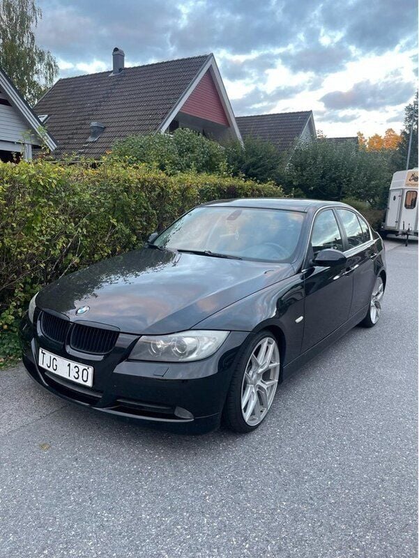 Svart Begagnad 2006 BMW 325 Sedan | 73 000 kr (Marknadspris) - Bild 1/4