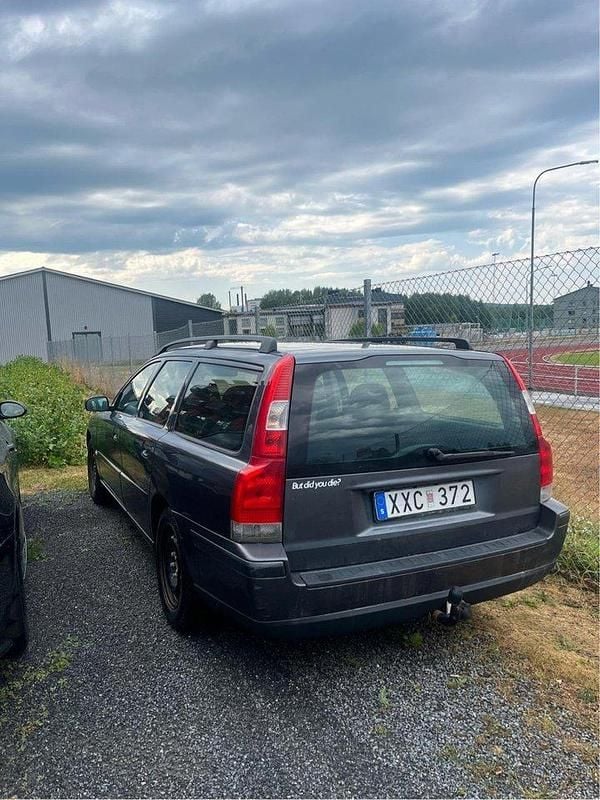 Grå Begagnad 2006 Volvo V70 Kombi | 22 000 kr (Marknadspris) - Bild 1/4