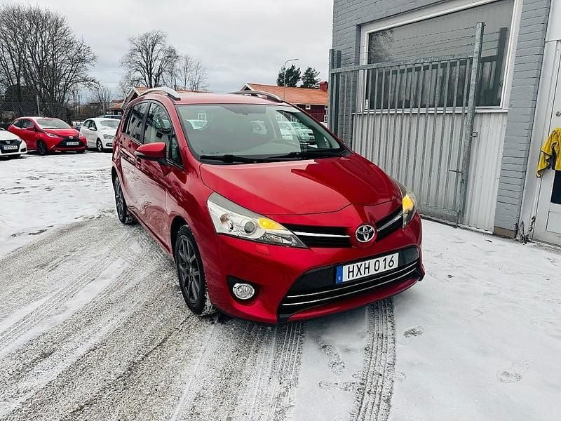 Röd metallic Begagnad 2015 Toyota Verso Edition Minibuss | 149 900 kr (Marknadspris) - Bild 1/4
