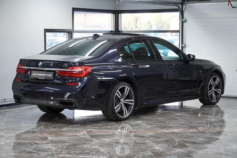 Begagnad BMW 750 M Sport 450 HK (330 kW) 2016 Svart Sedan