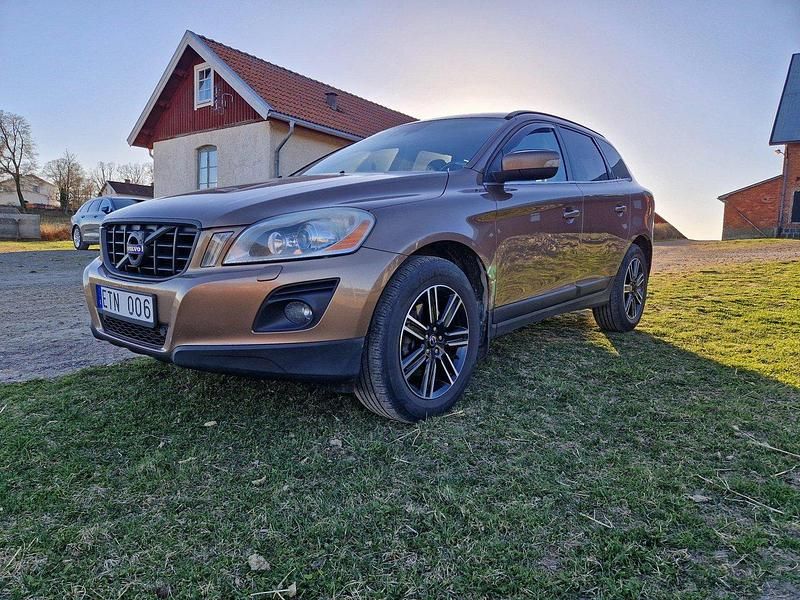 Brun Begagnad 2010 Volvo XC60 SUV | 63 500 kr (Marknadspris) - Bild 1/4