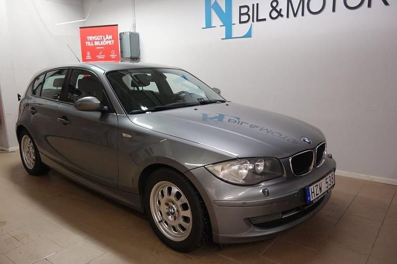 Space gråmetallic Begagnad 2009 BMW 118 Advantage Halvkombi | 59 900 kr (Marknadspris) - Bild 1/4