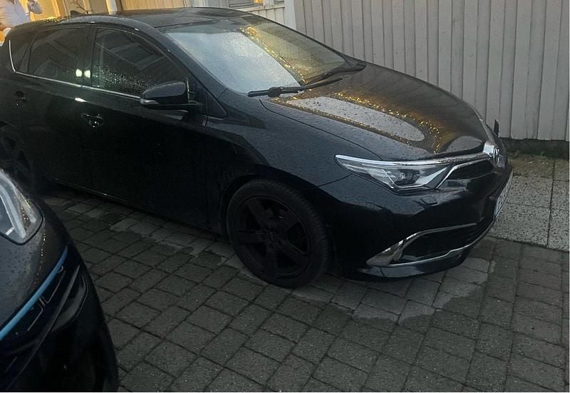 Svart Begagnad 2017 Toyota Auris Multidrive S Halvkombi | 179 000 kr (Marknadspris) - Bild 1/4