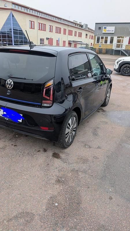 Begagnad VW e-up! 61 kW (83 HK) 2021 Deep black pearl (2t2t) Halvkombi