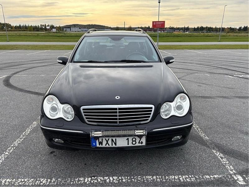 Svart Begagnad 2004 Mercedes C200 Avantgarde Kombi | 24 000 kr (Marknadspris) - Bild 1/4