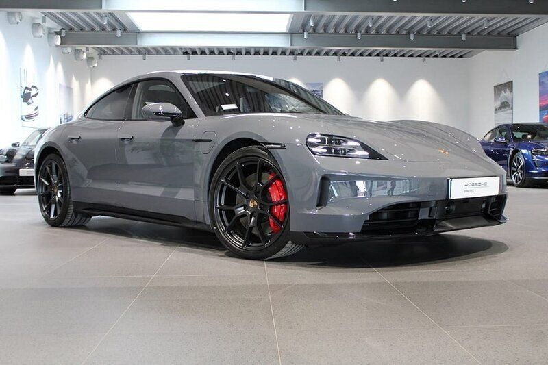 Grå Ny 2024 Porsche Taycan GTS Sedan | 2 130 500 kr - Bild 1/4